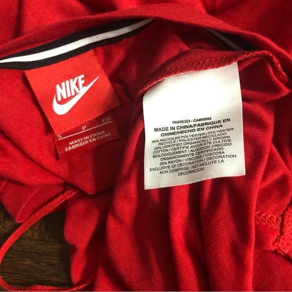 Nike women’s top Nike TKO graphic pull over short sleeves red. S/P - Picture 3 of 3